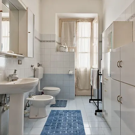 Porta Nuova Roomy Flat * Turin